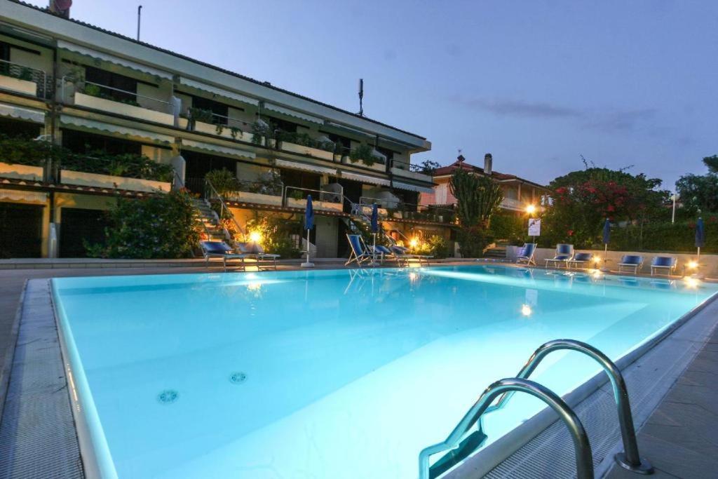 Appartamenti Residence Il Porto 13 E 16 Порто Адзуро Екстериор снимка