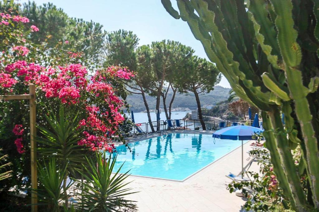 Appartamenti Residence Il Porto 13 E 16 Порто Адзуро Екстериор снимка